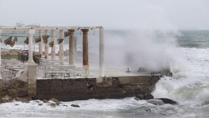 Bild: Álex Zea/EUROPA PRESS/dpa
Die Behörden warnen vor hohem Wellengang - wie hier bei Málaga.