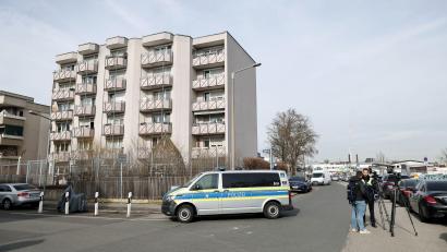 Bild: Daniel Löb/dpa
In einem Mehrfamilienhaus in Nürnberg hat ein Polizist im vergangenen März auf einen 38-Jährigen geschossen und ihn tödlich verletzt. (Archivbild)