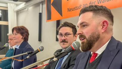 Bild: Gabi Schönberger
Bürgermeister Sebastian Giering (von rechts) und die Herausforderer Bernhard Thöresz, Tanja Kippes sowie Stefan Hausdorf stellten sich bei der von Kolping organisierten Podiumsdiskussion den Fragen der Neustädter Bürger.