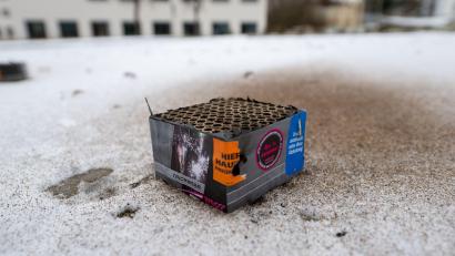 Symbolbild: Pia Bayer/dpa
Eine Feuerwerksbatterie wie diese hat in der Silvesternacht in Köfering ein Haus und eine Garage beschädigt: Der Eigentümer spricht von 10.000 Euro Schaden und hat den Vorfall jetzt bei der Polizei gemeldet.