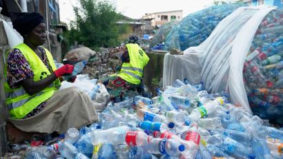 Bild: Sunday Alamba/AP/dpa
Die Studie kontriert sich auf die negativen Gesundheitsbelastungen im Zuge des Plastik-Lebenszyklus - es gibt aber auch positive Aspekte. (Archivbild)