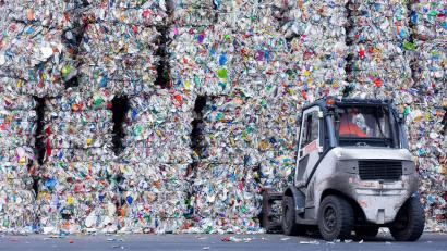 Bild: Rolf Vennenbernd/dpa
Massen an Plastikmüll entstehen in Deutschland jedes Jahr - ein großer Teil davon wird recycelt.