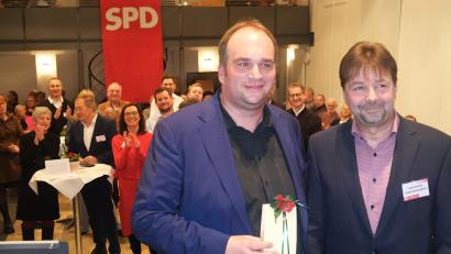 Bild: Hirsch
Stadtverbandsvorsitzender Josef Damm (rechts) bedankte sich beim SPD-Landesvorsitzenden Sebastian Roloff (links) mit einem Geschenk. Die SPD hatte Ehrenamtliche zu einem Enpfang in die Spitalkirche eingeladen.