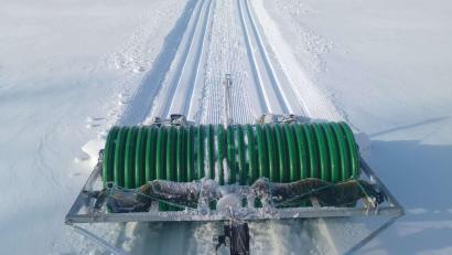 Bild: Benno Krumpholz
Das Loipenspurgerät wird vom Motorschlitten gezogen und presst Spuren für die Skier in den Schnee. Der Yamaha-Motorschlitten hat 130 PS – genügend Kraft, um das Spurgerät auch durch Tiefschnee zu ziehen.