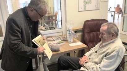 Bild: wro
Bürgermeister Toni Dutz (links) gratulierte dem Altersjubilar, Alfons Speer, im Namen der Marktgemeinde Wiesau.