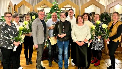 Bild: Margot Schödel
Bild von links nach rechts: Andrea Schinner, Ute Haase, Carolin Rosenmüller, Rene Thiede, Jassin Ismail, Markus Kopf, Felix Sasse, Gerlinde Simon, Maria Schwander, Alena Oetjens, Andrea Zach.