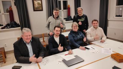 Bild: Kolpingsfamilie Erbendorf
Daumen hoch. Die vier Bürgermeisterkandidaten Bernhard Schmidt (FW), David Frischholz (MfE), Petra Thomas (SPD) und Matthias Fütterer (CSU/CWL, sitzend von links) wurden bei einem Treffen im Loretto-Heim von Kolpingvorsitzendem Wenz Brenner und Moderator Wolfgang Benkhardt (stehend, von links) mit den Formaten bei der Podiumsdiskussion vertraut gemacht.