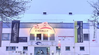 Bild: Frank Jacobi
Die Eishalle in Amberg wurde am Montagabend gesperrt, da unklar war, wie hoch die Schneelast auf dem Dach ist. Seit Mittwochnachmittag, 28. Januar, ist sie wieder geöffnet.