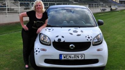 Bild: Reiner Nachtigall
Dagmar Nachtigall neben ihrem Soccer-Mobil. Schon ihr ganzes Leben ist sie Fan der SpVgg SV Weiden.