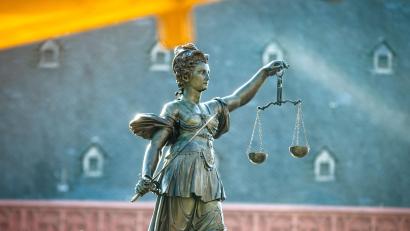 Bild: Frank Rumpenhorst
Vor dem Amberger Jugendschöffengericht wurde eine 20-Jährige vom Vorwurf freigesprochen von den Drogengeschäften ihres Mannes gewusst zu haben.