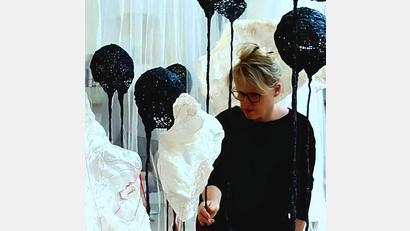 Bild: Uber Diem/exb
Hanna Regina Uber bei der Arbeit an ihrer "Ariadne"-Installation für die Stadtgalerie Alte Feuerwache.