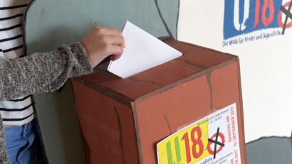 Bild: Stefan Puchner/dpa
Die U18-Wahl soll in diesem Jahr erstmals in Bayern auch digital stattfinden. Klassische Wahllokale wird es aber ebenso geben. (Symbolbild)