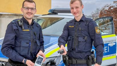 Bild: Wolfgang Steinbacher
Polizeihauptmeister Jörg Kreussel (links) und Polizeioberwachtmeister Timo Hennecke hatten einen ungewöhnlichen Einsatz.