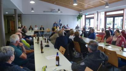 Bild: bk
In der Aula der Mittelschule bekräftigt Bürgermeister Ludwig Biller den festen Willen, jetzt in die Zukunft der Gemeinde zu investieren.