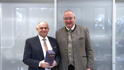 Bild:  medbo KU / Johannes Müller
Bezirkstagspräsident Franz Löffler (rechts) wollte es sich nicht nehmen lassen, dem Direktor Wirtschaft und Finanzen, Konrad Kastner, vor dem offiziellen Ruhestandseintritt seinen Dank und höchsten Respekt auszusprechen.