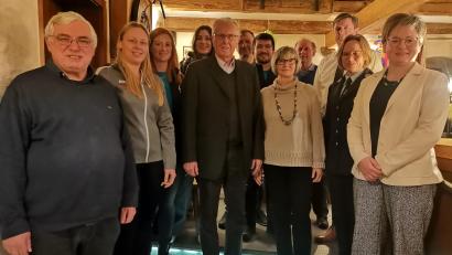 Bild: amö
Reinhold Schwarzer (in der Mitte der Jubilar mit seiner Frau Ria) feierte mit den Vereinsvorständen, Pfarrer Eugen Wismeth und Bürgermeisterin Sonja Meier seinen 80. Geburtstag nach.