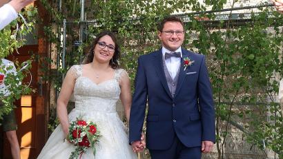 Bild: bsc
Nadja Dostler aus Friedenfels und Andreas Hendl aus Waldmünchen haben in der Steinwaldkirche in Wäldern geheiratet.