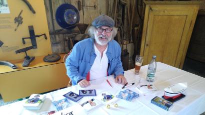 Bild: hev
Bestsellerautor Klaus-Peter Wolf beim Taubnschuster in Eschenbach.