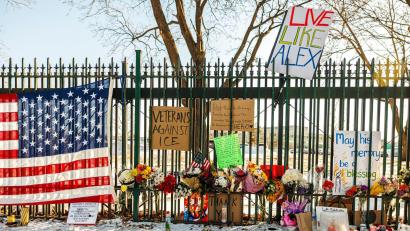 Bild: Kerem Yücel | MPR News/Minnesota Public Radio/AP/dpa
Laut US-Medien gaben zwei Bundesbeamte die Schüsse in Minnesota ab.