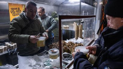 Bild: Danylo Antoniuk/AP/dpa
In Kiew geben die Streitkräfte warme Mahlzeiten für Menschen aus, die in ihren Häusern keinen Strom mehr haben.