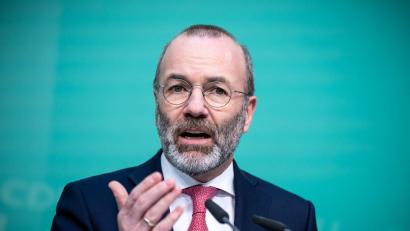 Bild: Michael Kappeler/dpa
Aus der Sicht von CSU-Vize Manfred Weber sollte man nach der nächsten Europawahl im Jahr 2029 das Amt der Kommissionspräsidentin zusammenführen mit dem Ratspräsidenten. (Archivbild)