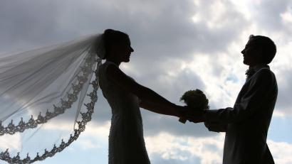 Symbolbild: Patrick Pleul/ dpa
"Verliebt, verlobt, verfilmt": Weil das Kino nun mal ein emotionaler Ort ist, ergänzt das Cineplex Amberg sein Filmprogramm um eine Hochzeitsmesse, bei der es nicht nur um Mode geht.