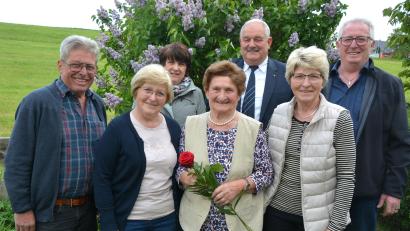 Bild: jr
Im Bild (von links) ihre Kinder Josef und Ingrid, Renate Bauer (Landvolk Leonberg), Jubilarin Maria Malzer (mit Rose), Bürgermeister Johann Burger, sowie ihre Kinder Doris und Franz im heimischen Garten.