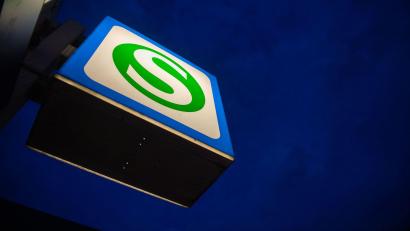 Bild: Lino Mirgeler/dpa
Nach der Kollision mit der S-Bahn fuhr der unbekannte Autofahrer davon. (Symbolbild)