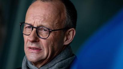 Bild: Fabian Sommer/dpa
Merz äußert sich aus eigener Anschauungen über die Gesundheit Trumps. Er spricht regelmäßig mit ihm.