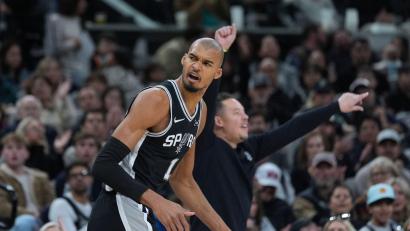 Bild: Eric Gay/AP/dpa
Victor Wembanyama von den San Antonio Spurs kritisiert den ICE-Einsatz in Minneapolis scharf. (Archivbild)