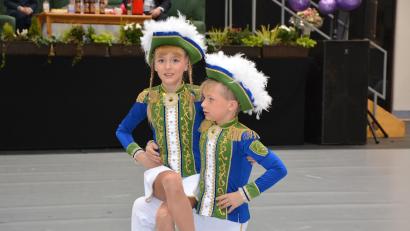 Bild: jr
"Mannschaft des Jahres" wurden die beiden Neunjährigen Victoria Brunner und Lennox Schulze vom TuS Mitterteich, hier bei ihrem Auftritt beim 46. Seniorenfasching der Stadt am Sonntagnachmittag.