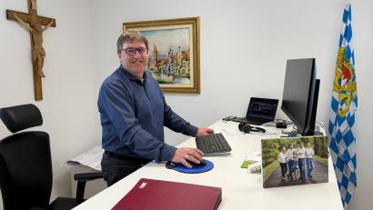 Bild: Markt Kirchenthumbach 
Bis Bürgermeister Ewald Plößner nach seinem Skiunfall an seinen Schreibtisch im Rathaus zurückkehren kann, arbeitet er von zu Hause aus.