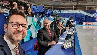 Bild: C. Baumann/privat
Christian Baumann (links) am Tisch der Jury: Der gebürtige Amberger ist ein international anerkannter Eiskunstlauf-Preisrichter und nimmt in dieser Eigenschaft an den Olympischen Spielen in Mailand teil.