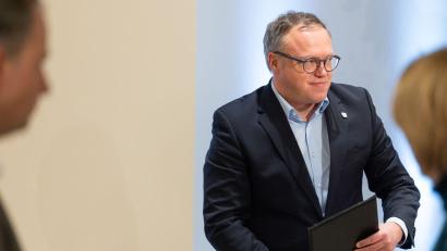 Bild: Michael Reichel/dpa
Die TU Chemnitz will Mario Voigt den Doktortitel entziehen.