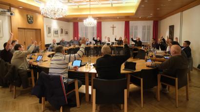 Bild: gsp
Alle Hände gehen hoch. Einstimmig verabschiedet der Vilsecker Stadtrat den Haushalt 2026.