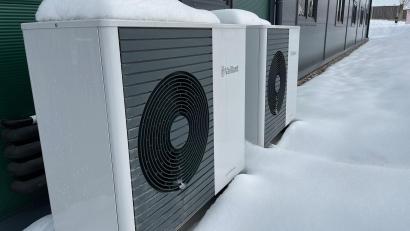 Bild: Gabi Schönberger
Im Sommer kühlen, im Winter heizen. Das geht zum Beispiel mit einer klimafreundlichen Wärmepumpe (im Bild die Lüftungsanlage). In Weiden werden aktuell noch 95 Prozent der Gebäude mit fossilen Brennstoffen beheizt. Mit Umsetzung des kommunalen Wärmeplans soll sich das in Zukunft ändern.