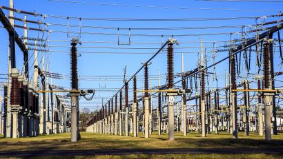 Symbolbild: Clemens Hösamer
Würde bei Klobenreuth ein Umspannwerk errichtet, könnte dort grüner Strom von PV-Anlagen und Windrädern aus der Umgebung ins Netz eingespeist werden. Im Bild ein Umspannwerk bei Schwandorf.
