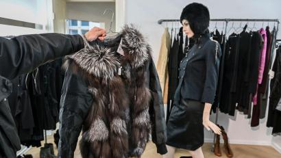 Bild: Jens Kalaene/dpa
Pelze sind wieder salonfähig - vor allem, wenn es gebrauchte Stücke sind.