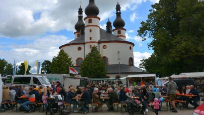 Bild: jr
Die Menschen feiern im Schatten der mächtigen Kappl-Dreifaltigkeitskirche.
