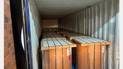 Bild: -/Zollfahndungsamt Hannover/dpa
Im Inneren der Papierrollen waren 400 Pakete mit Heroin versteckt, die der Zoll bei einer Röntgenkontrolle im Hamburger Hafen entdeckte.