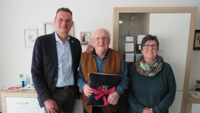 Bild: adj
Bürgermeister Ernst Schicketanz gratuliert Ernst Sommer im Beisein von Tochter Vera zum 90. Geburtstag.