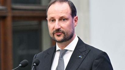 Bild: Radek Pietruszka/PAP/dpa
Kronprinz Haakon wird kommende Woche nicht beim Prozess gegen seinen Stiefsohn dabei sein.