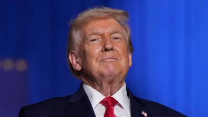 Bild: Mark Schiefelbein/AP/dpa
Laut US-Präsident Trump segelt eine „Armada“ Richtung Iran.