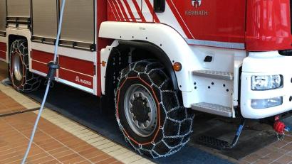 Bild: mde
Schneeketten an den Rädern eines Feuerwehrfahrzeuges: Die Feuerwehren sind gerüstet für Einsätze bei Schnee. Dieses Bild zeigt ein Fahrzeug der Feuerwehr der Stadt Kemnath (Kreis Tirschenreuth).