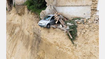 Bild: Andrea Petrelli/IPA via ZUMA Press/dpa
Nach dem schweren Erdrutsch auf Sizilien hängt ein Auto über einem Abgrund.