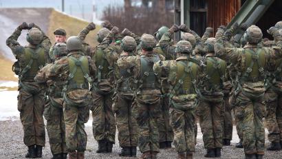 Bild: Karl-Josef Hildenbrand/dpa
Nach dem Skandal bei den Fallschirmjägern spricht Generalleutnant Freuding von „individuellen Verfehlungen“.