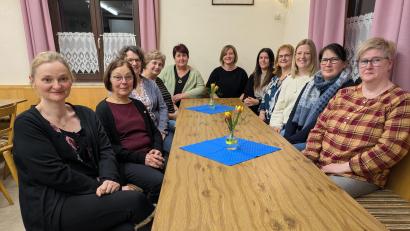 Bild: Paul Zrenner
Verjüngt ist seit der jüngsten Mitgliederversammlung der Vorstand des KDFB-Zweigvereins Münchenreuth. Am Tisch im Vereinsheim die Frauen, die sich im bisherigen und neuen Vorstandsteam engagiert haben und engagieren (von links): Kathrin Wurm und Christa Schafleitner (bisher), Bezirksvorsitzender Monika Sommer, Irene Kraus und Monika Grötsch (bisher), Christine Sommer (neu), Silvia Hausner und Sandra Ernstberger (machen im neuen Team weiter) Sonja Heindl und Cornelia Siller (neu), Sandra Wifling (macht im neuen Team weiter).