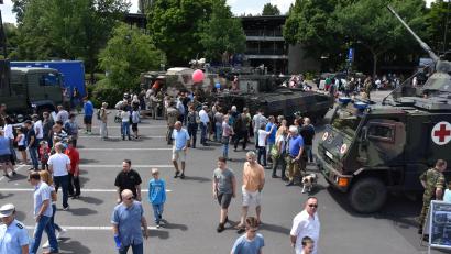 Archivbild: Bundeswehr Weiden
2017 lud die Bundeswehr in Weiden die Bürger auf den Großparkplatz ein. Am 6. Juni 2026 soll es einen Tag der offenen Tür in der Kaserne geben.