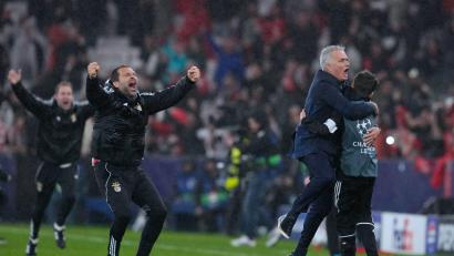 Bild: Armando Franca/AP/dpa
José Mourinho (2. vr) jubelt überglücklich mit einem Balljungen.