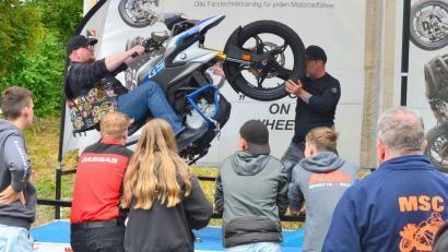 Bild: whü
Der Vorsitzender MSC Frankenpfalz Johannes Buchbinder (links) und Dirk Manderbach (rechts) im Wheelie-Simulator.